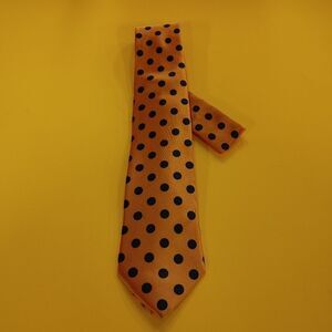 MEN'S ST. PATRICK ORANGE/BLACK POLKA DOT TIE AND POCKET SQUARE SET.